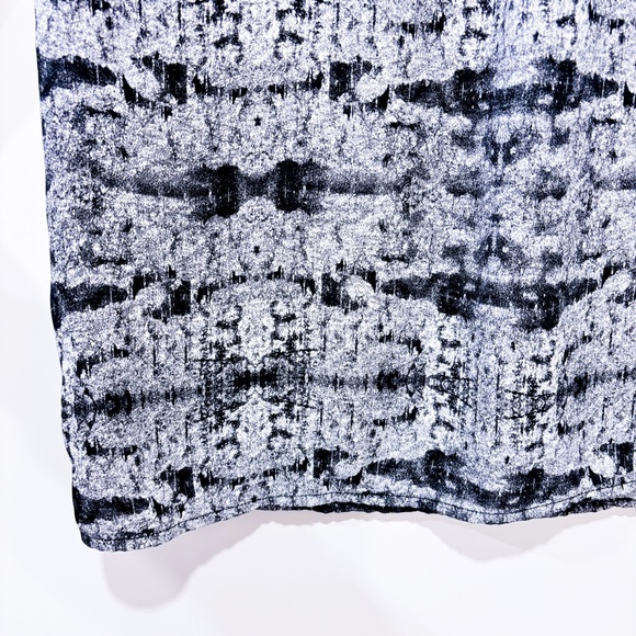 CHICAGO EXCLUSIVE Flowy black and white top - Picture 6 of 8